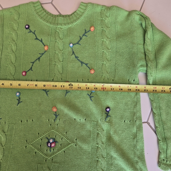 Vintage cotton artisinal chilean Green Knit Sweater with Floral Embroidery - Picture 3 of 5
